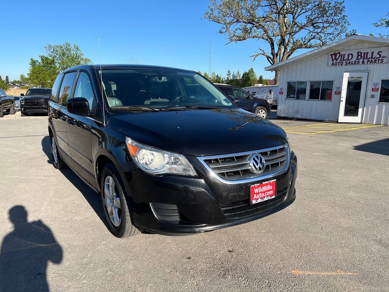 Used 2010 Volkswagen Routan SE FWD image 3