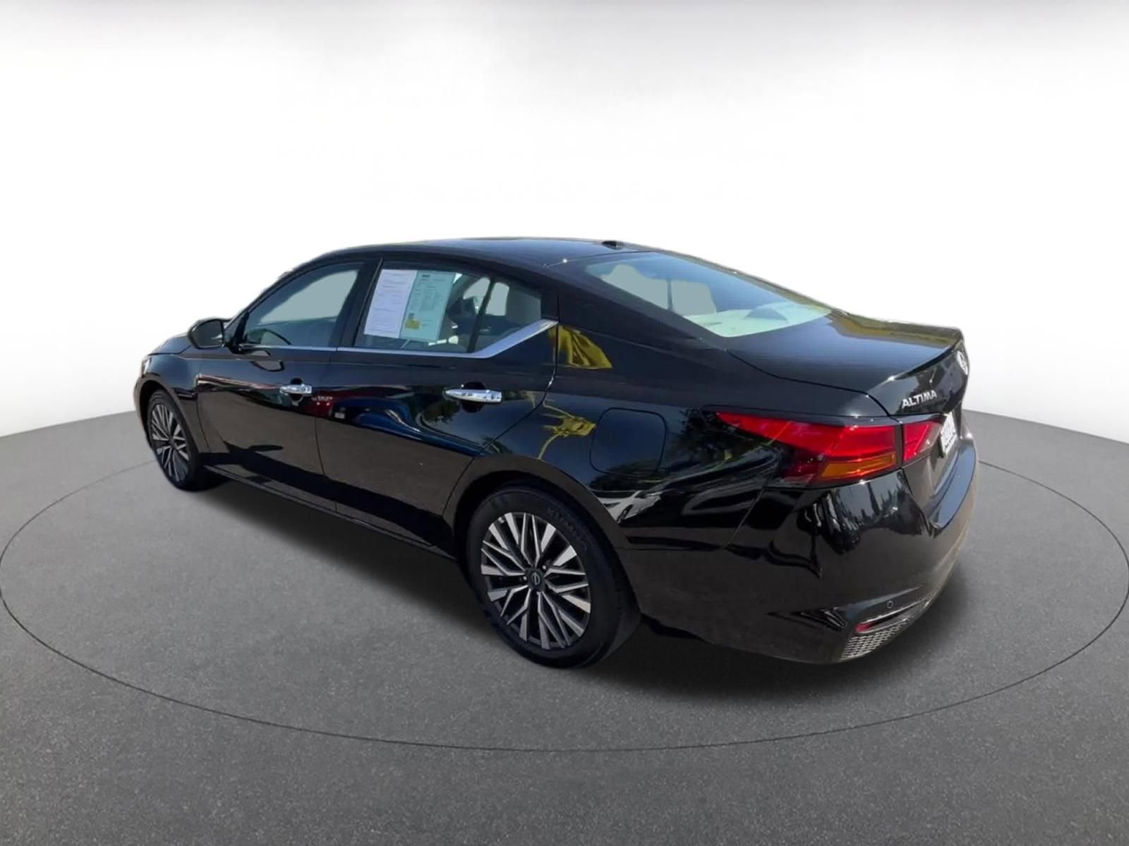 Used 2025 Nissan Altima 2.5 SV image 10