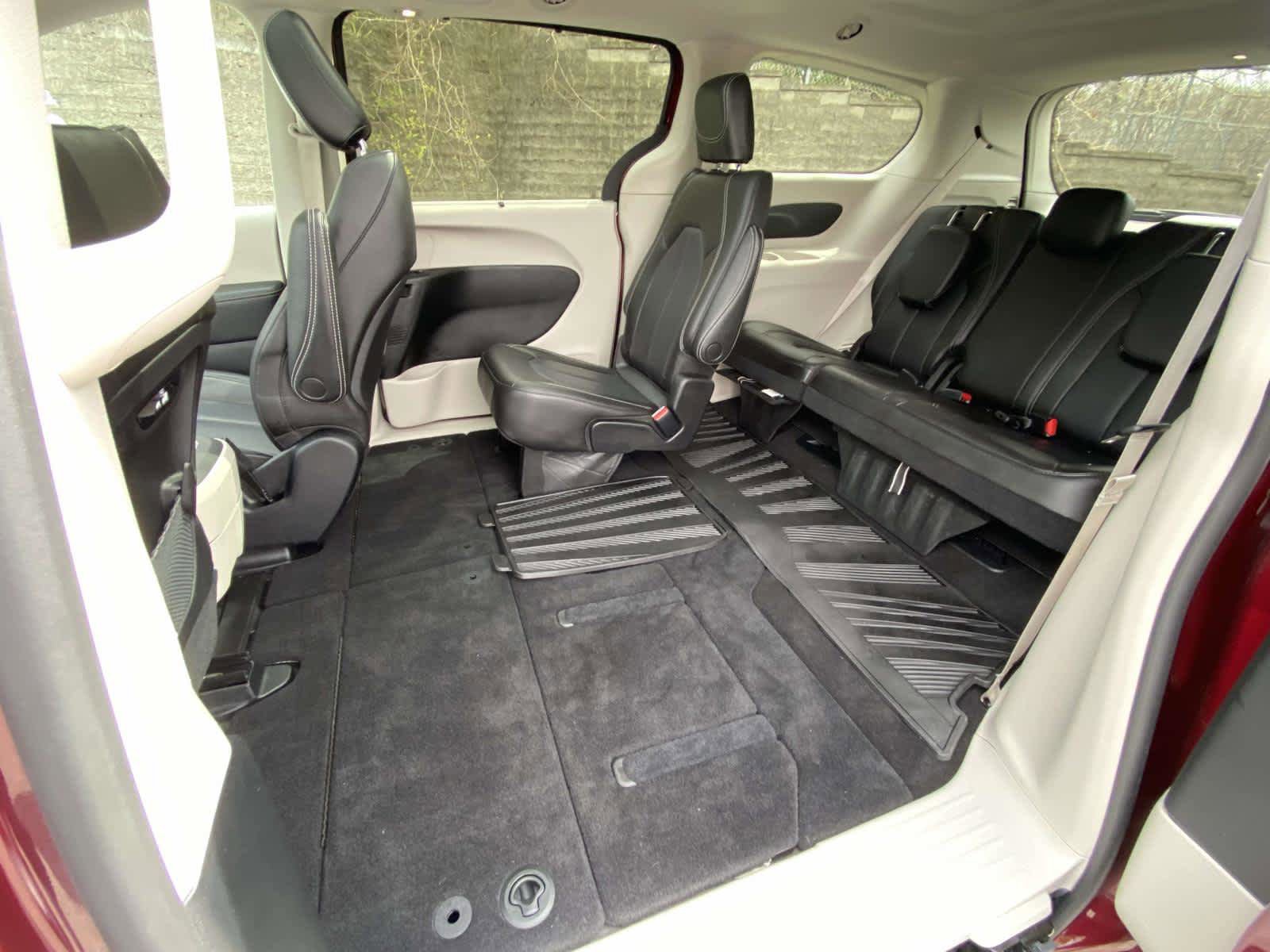 Used 2023 Chrysler Pacifica Touring-L AWD/4WD image 33