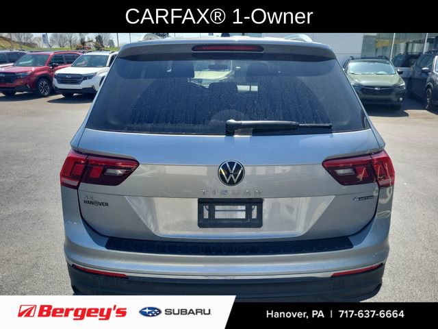 Used 2024 Volkswagen Tiguan SE w/ Panoramic Sunroof Package image 3