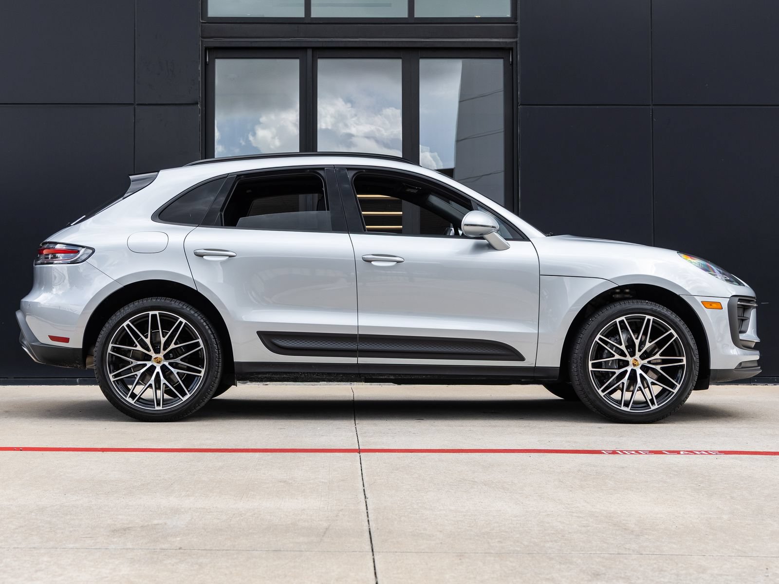 Certified 2026 Porsche Macan AWD/4WD image 12