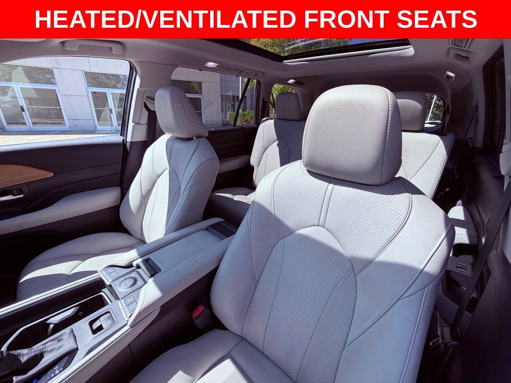 Used 2025 Toyota Grand Highlander AWD image 13