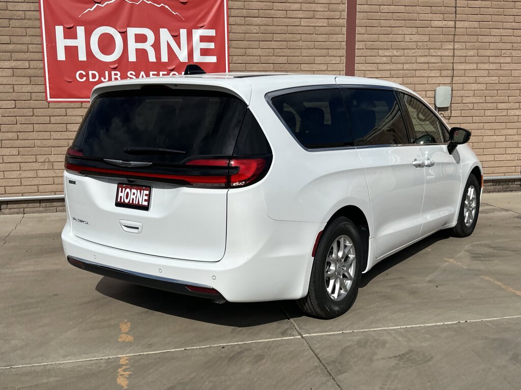 New 2026 Chrysler Pacifica Select image 8