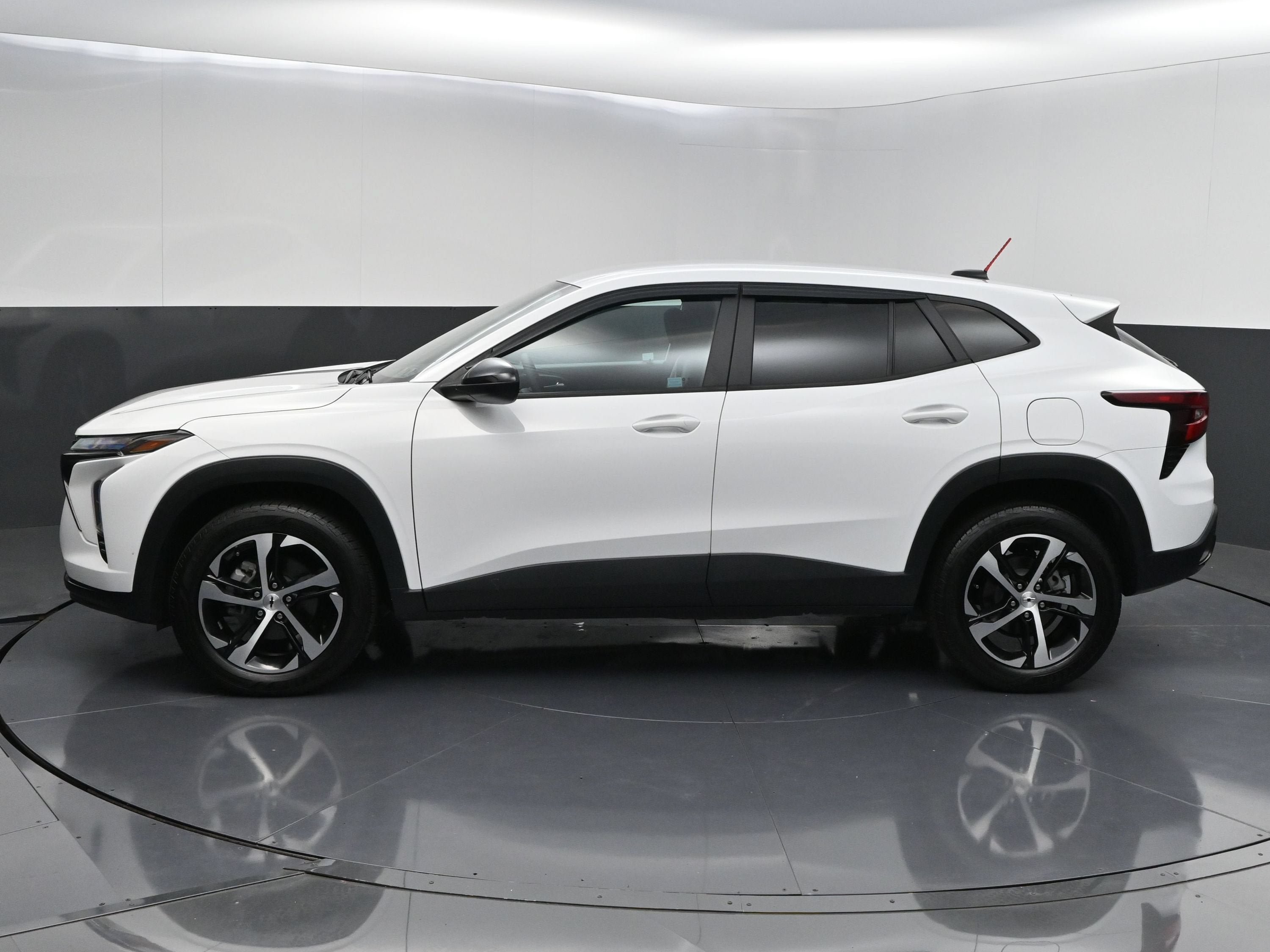 Certified 2024 Chevrolet Trax RS w/ Driver Confidence Package FWD image 4