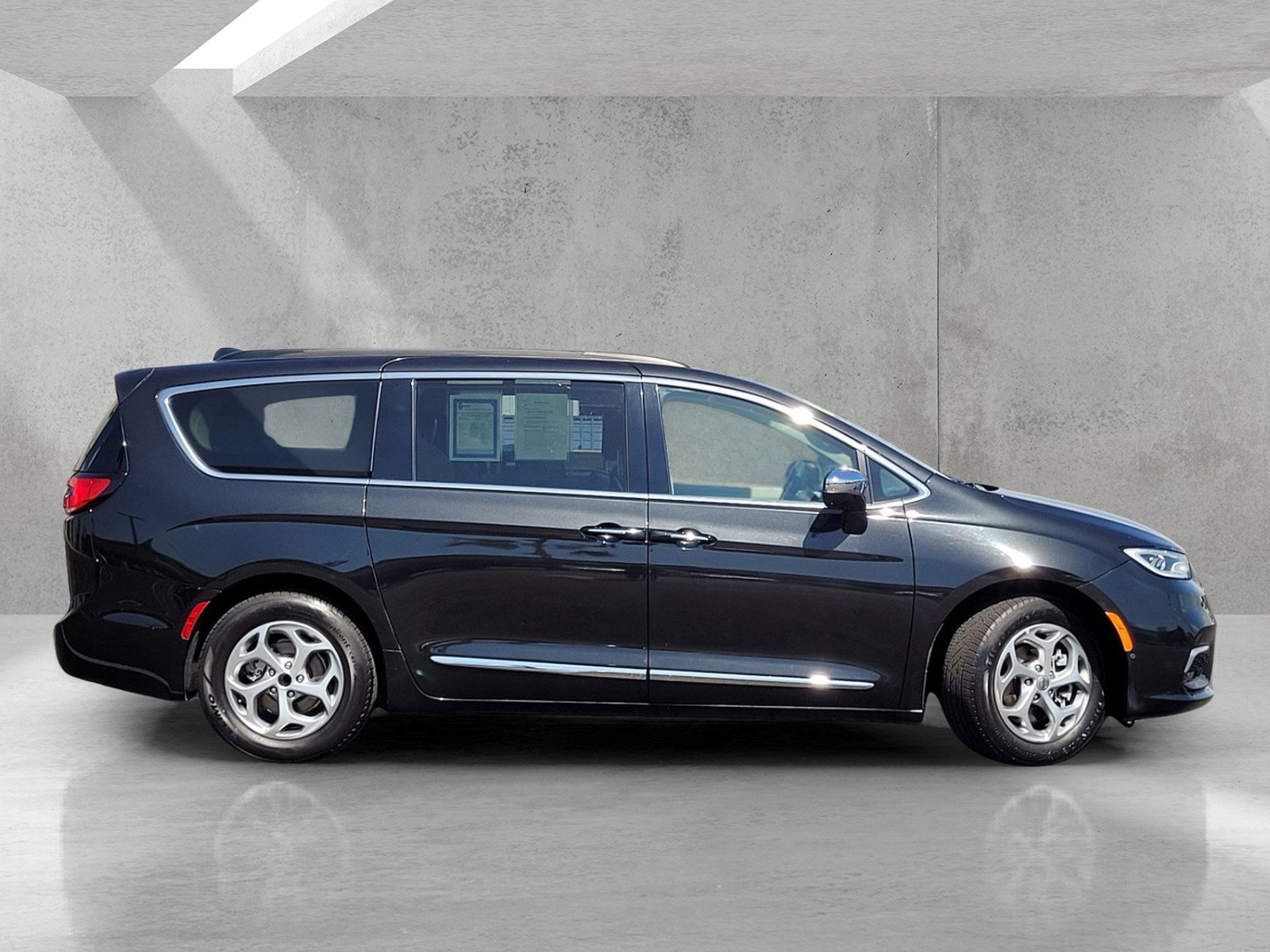 Used 2023 Chrysler Pacifica Limited image 3