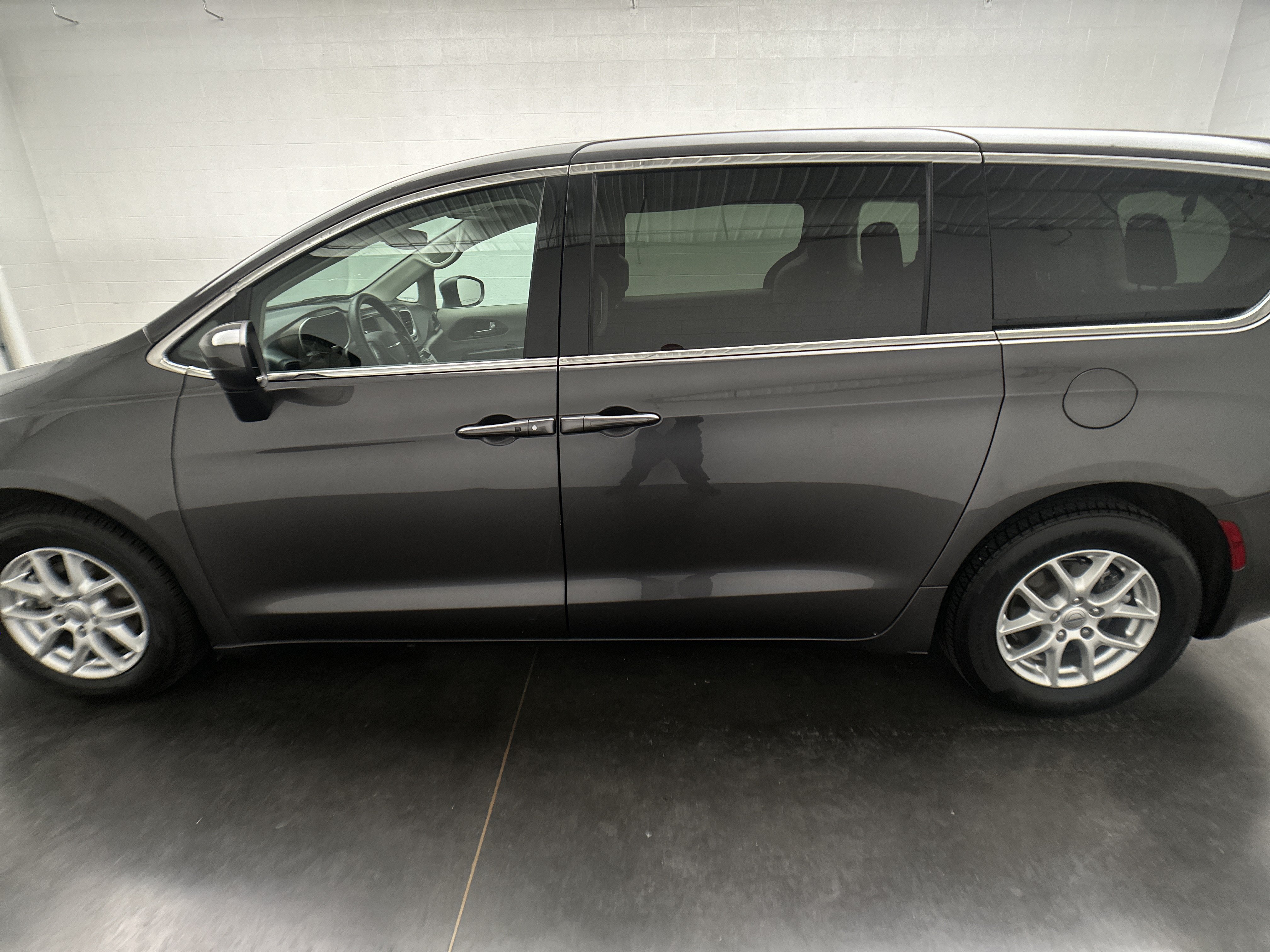 Used 2021 Chrysler Voyager LX FWD image 6