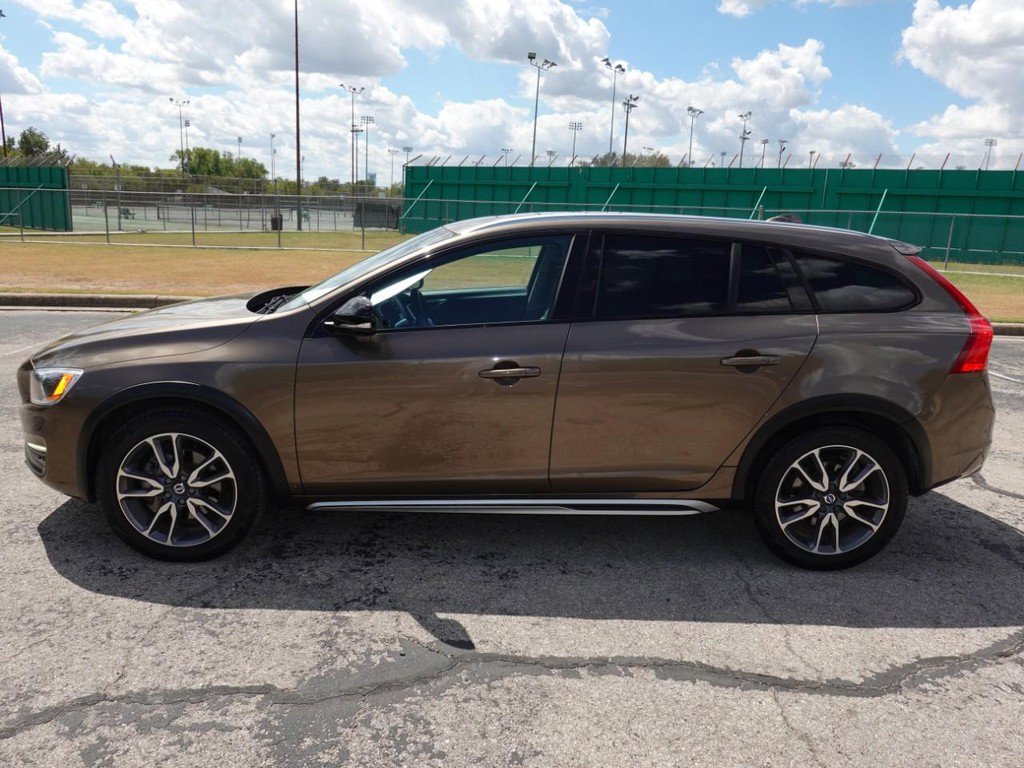 Used 2016 Volvo V60 T5 Cross Country Platinum image 4