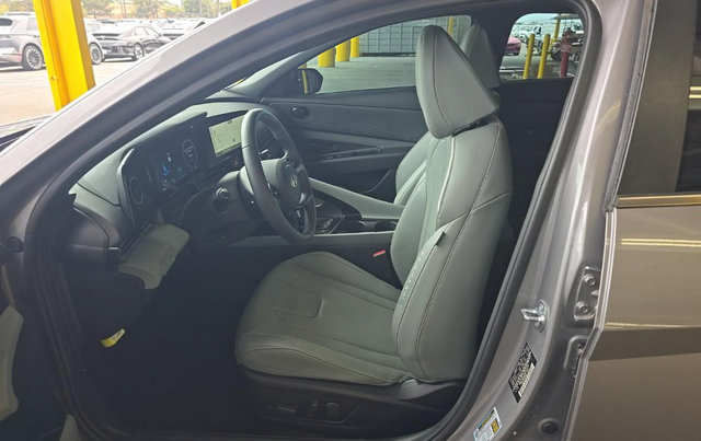 Used 2025 Hyundai Elantra Limited FWD image 5