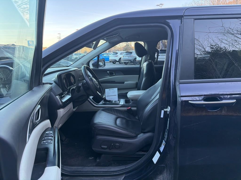 Used 2024 Kia Carnival LX image 2