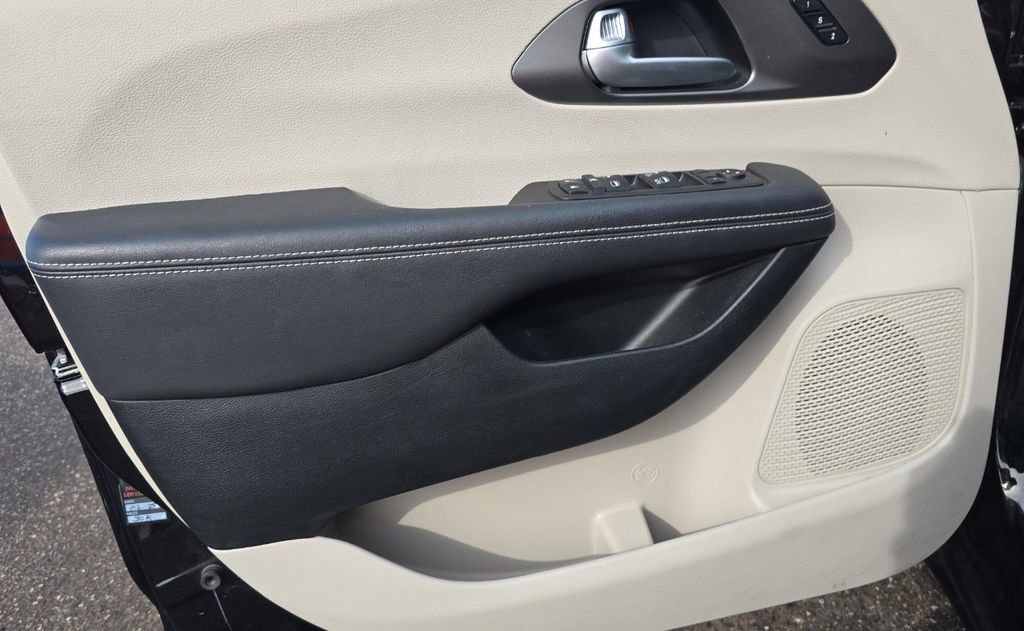 Used 2024 Chrysler Pacifica Touring-L image 35
