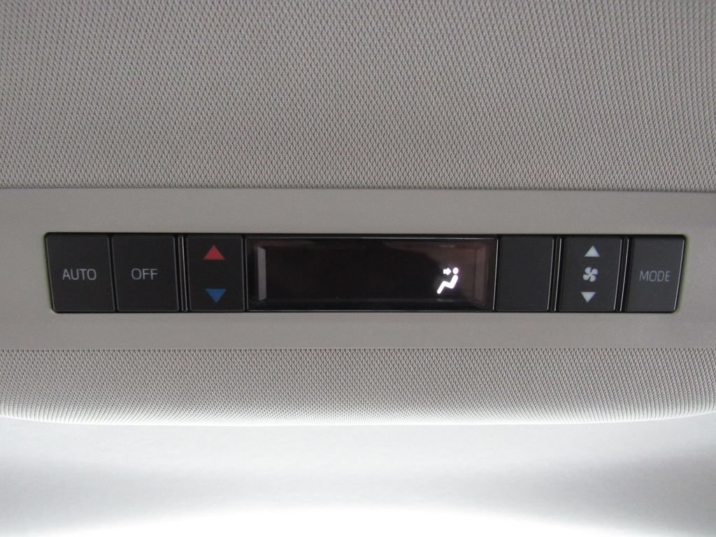 Used 2024 Toyota Sienna LE AWD/4WD image 32
