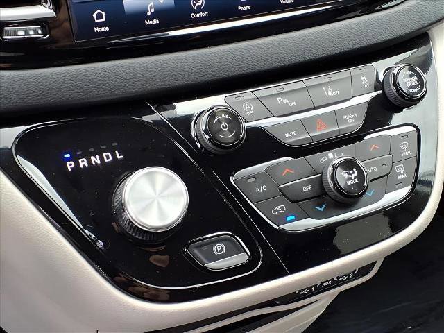 Used 2024 Chrysler Pacifica Touring-L image 14