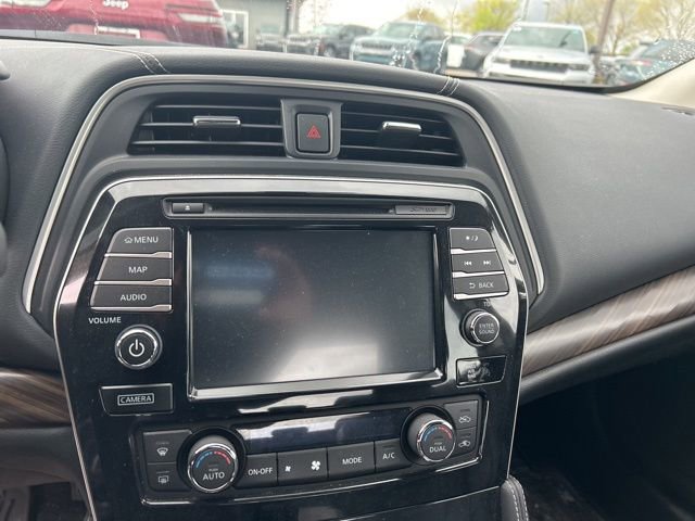 Used 2016 Nissan Maxima Platinum w/ Interior Lighting Package FWD image 11