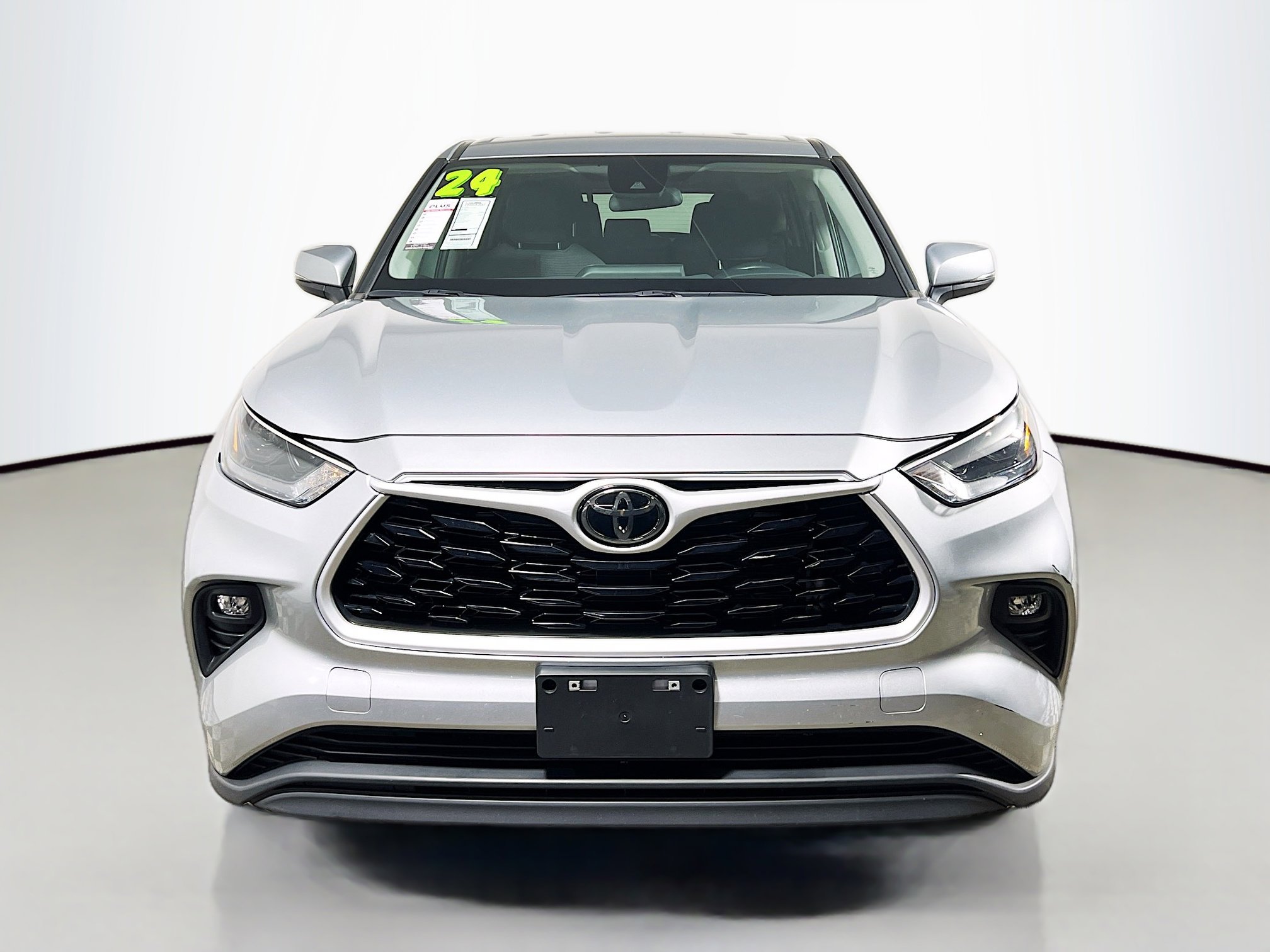 Used 2024 Toyota Highlander LE image 12