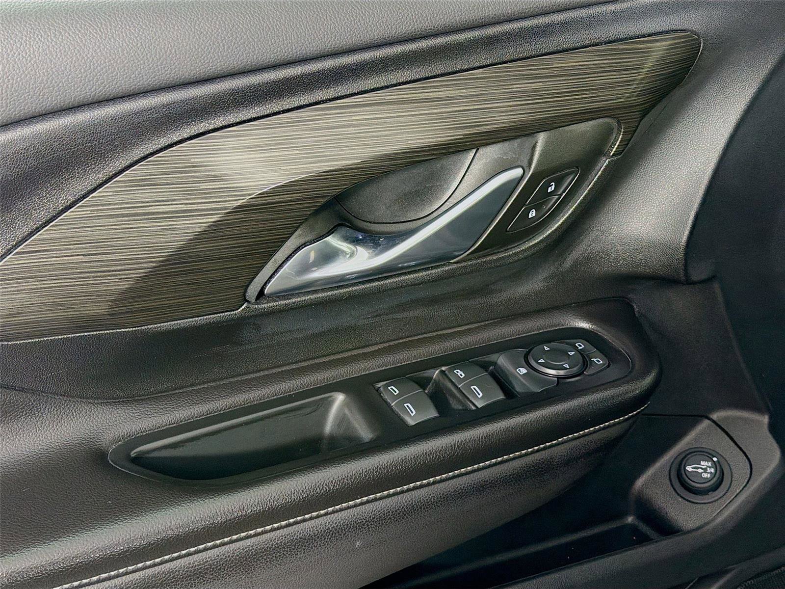 Used 2022 GMC Terrain SLE w/ Driver Convenience Package image 18