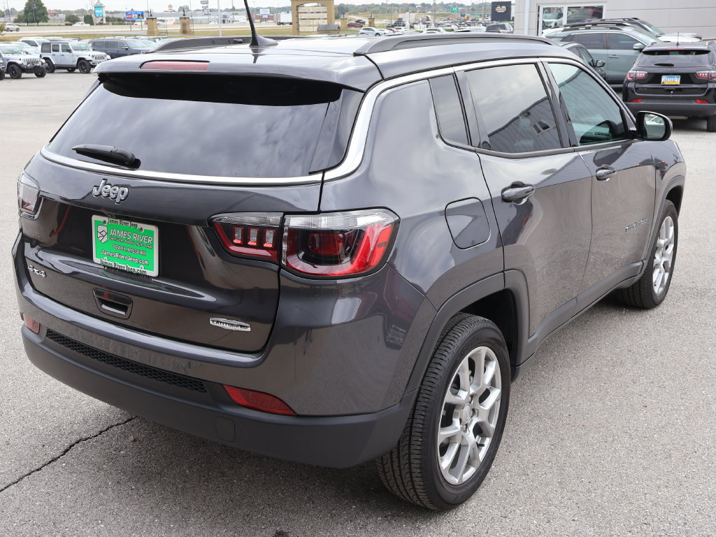 Used 2024 Jeep Compass Latitude AWD/4WD image 5