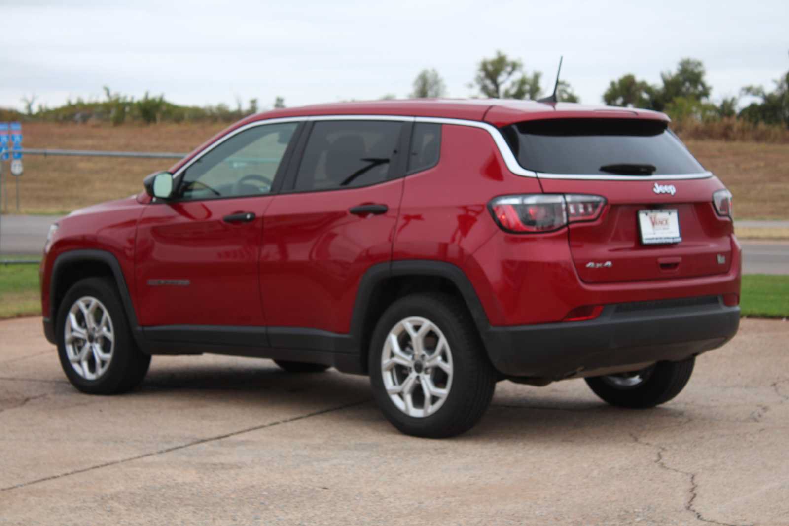 Used 2025 Jeep Compass Sport AWD/4WD image 9