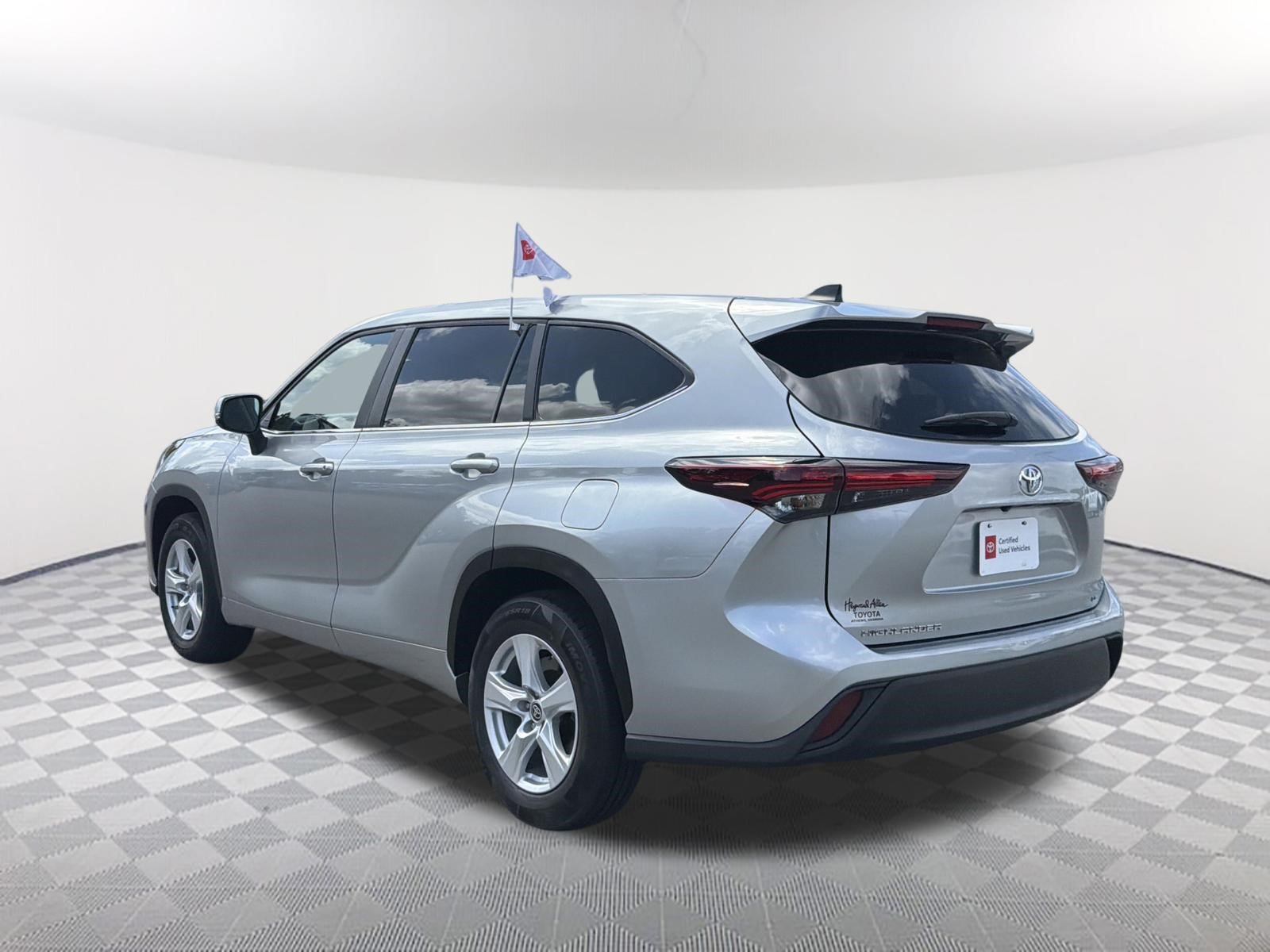 Certified 2025 Toyota Highlander LE FWD image 13