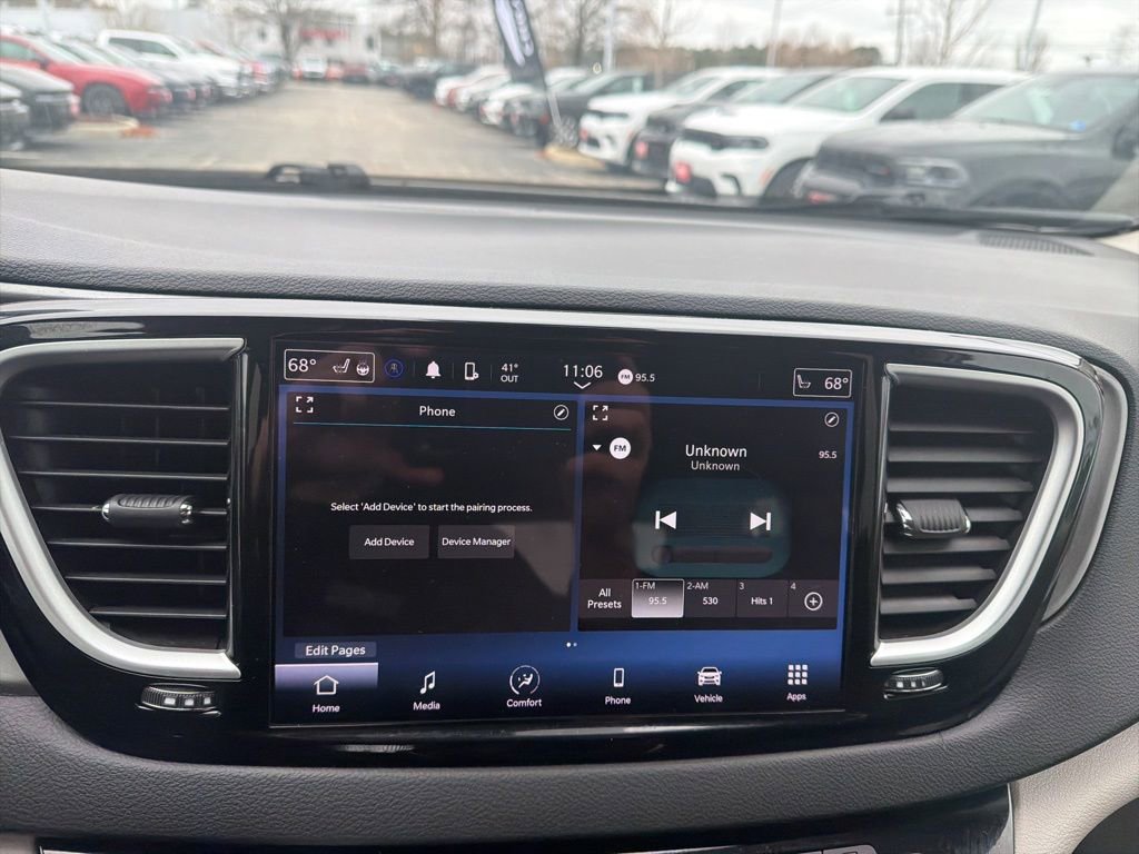 Used 2024 Chrysler Pacifica Touring-L image 14