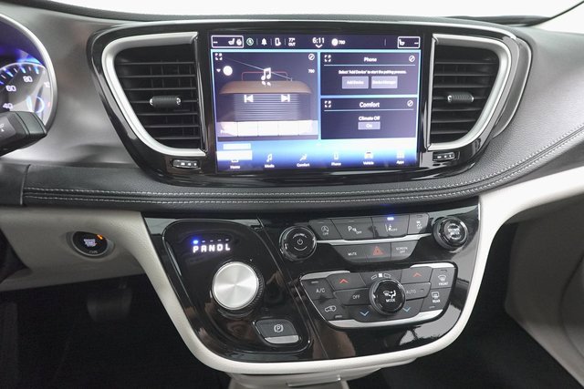 Used 2024 Chrysler Pacifica Touring-L image 16