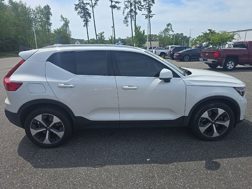 Used 2023 Volvo XC40 B5 Plus w/ Driver Assist Package image 4