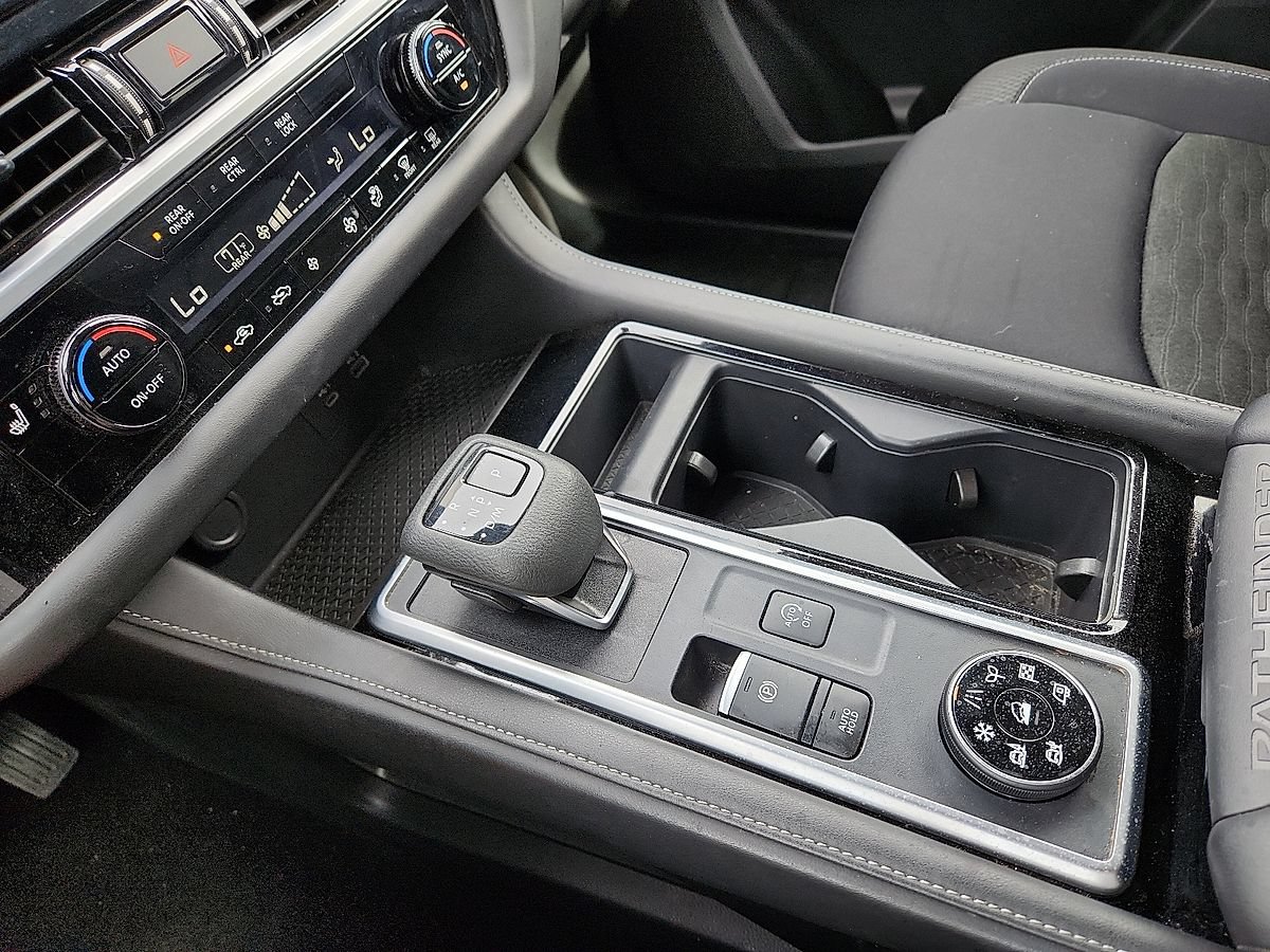 Used 2025 Nissan Pathfinder SV AWD/4WD image 12