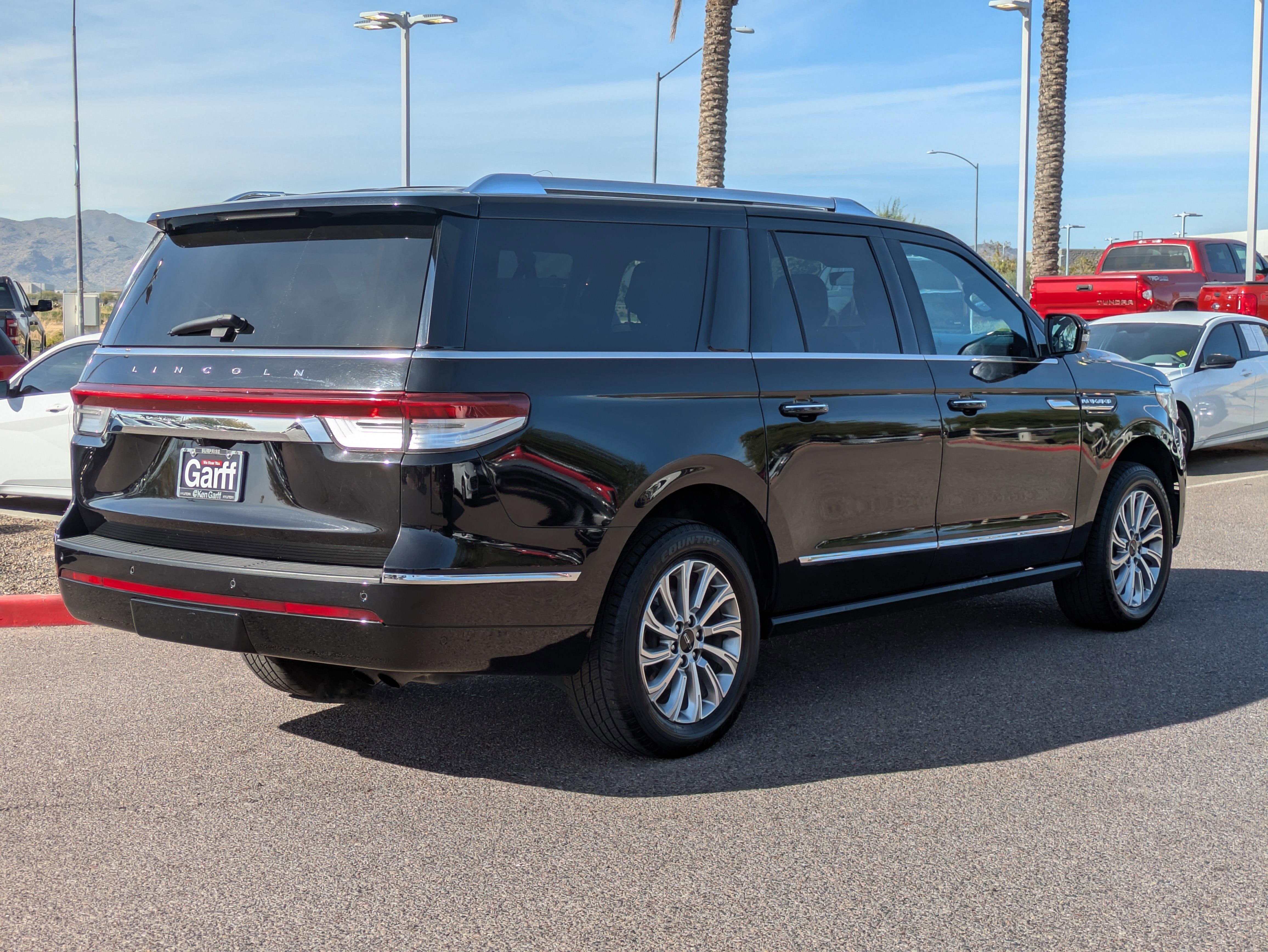Used 2024 Lincoln Navigator L 4WD image 3