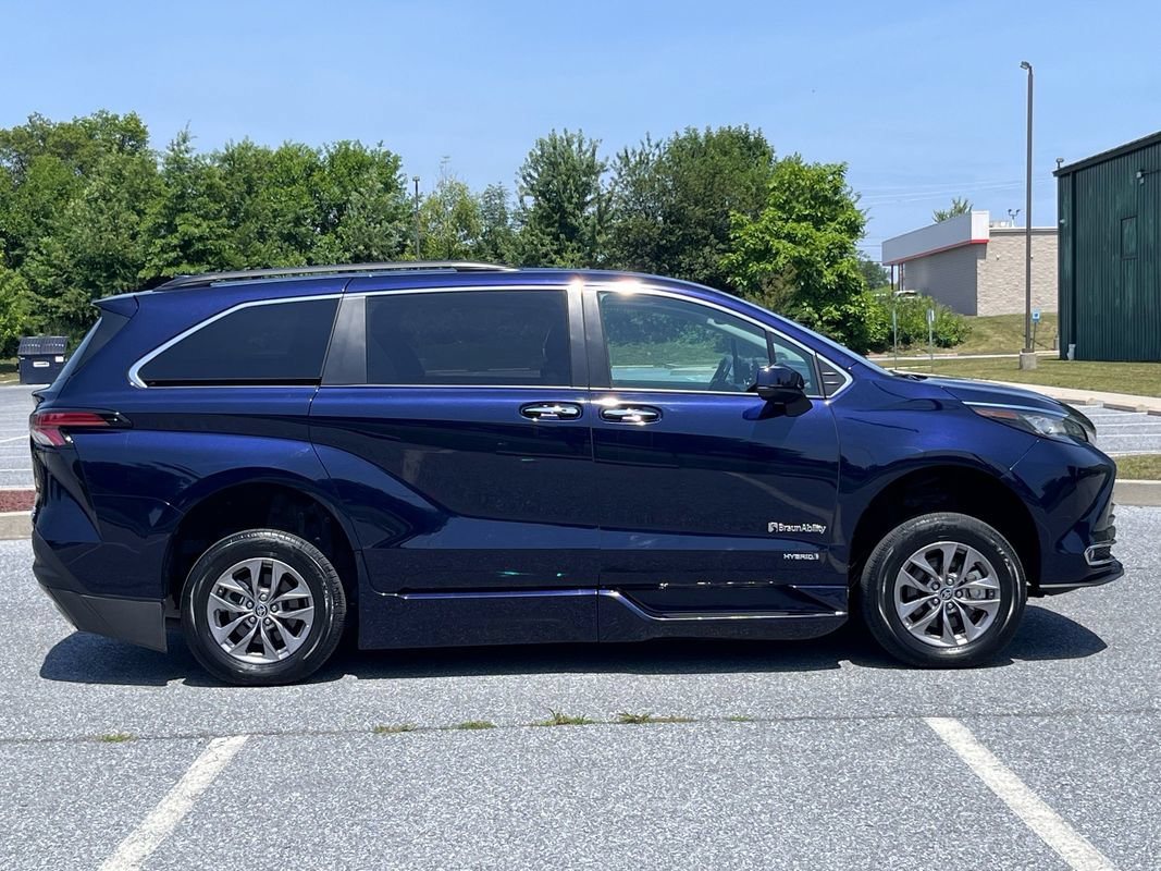 Used 2021 Toyota Sienna XLE w/ XLE Plus Package FWD image 9