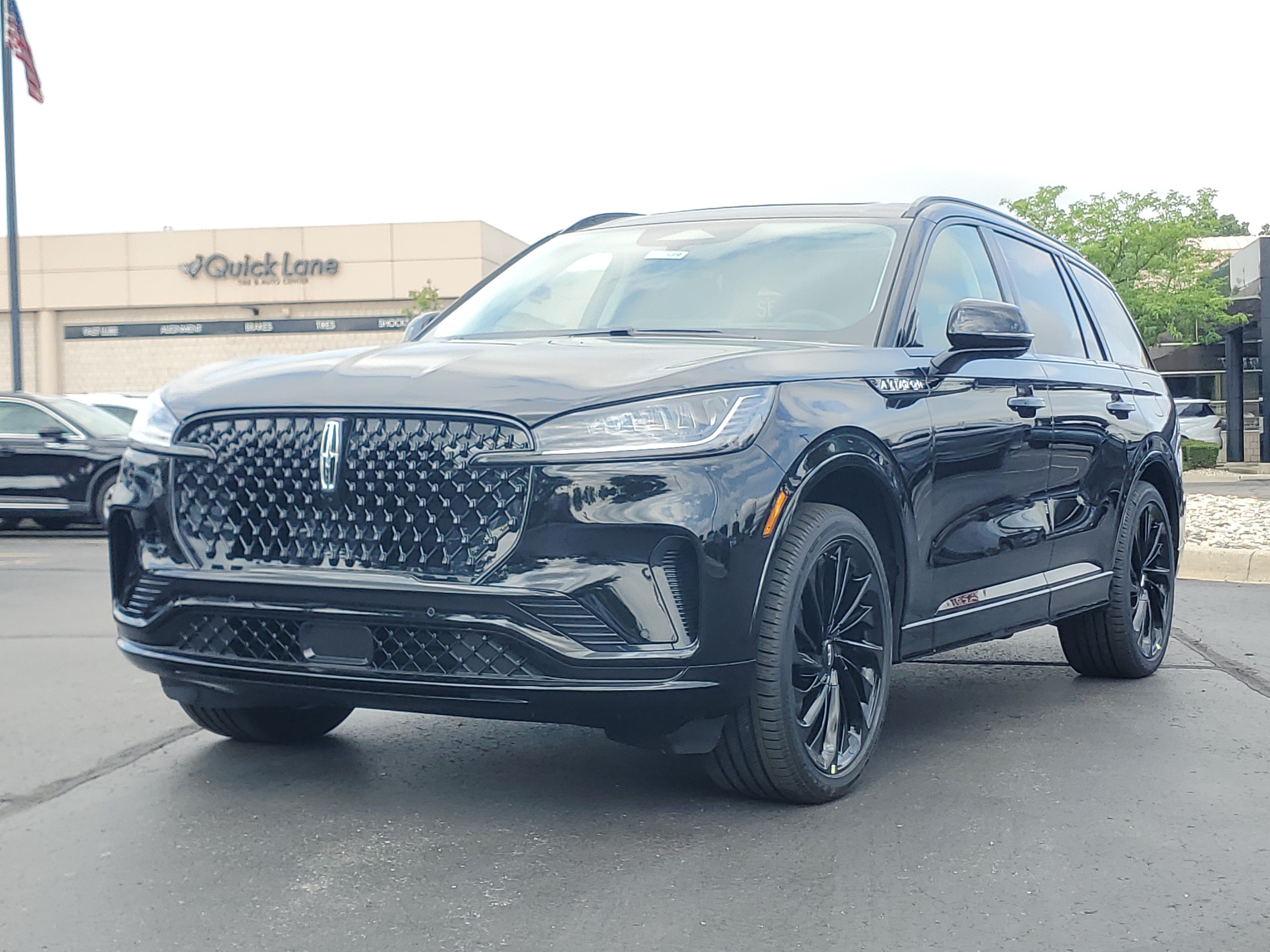 New 2026 Lincoln Aviator Reserve w/ Jet Appearance Package AWD/4WD image 2