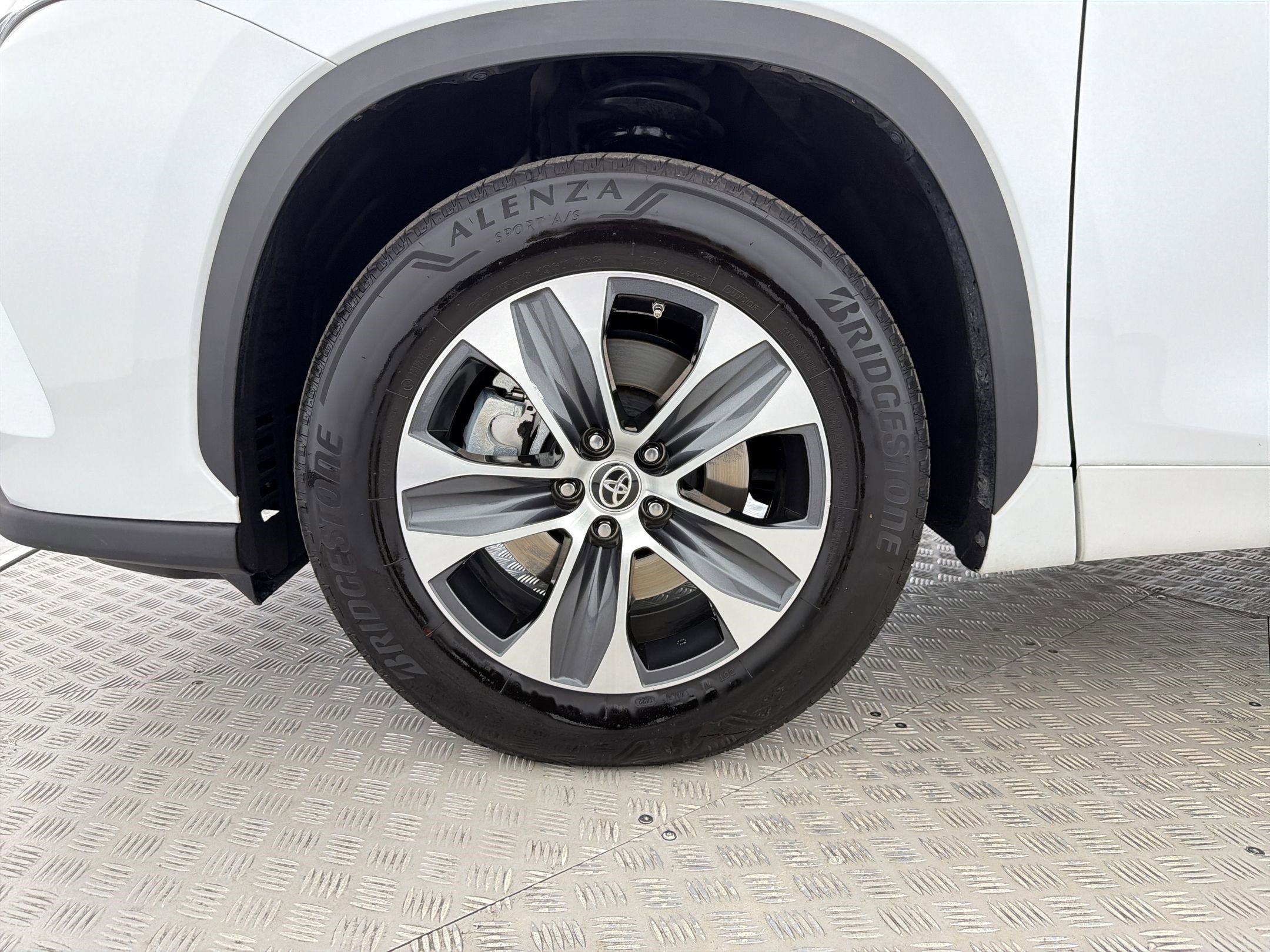 Used 2022 Toyota Highlander XLE FWD image 11