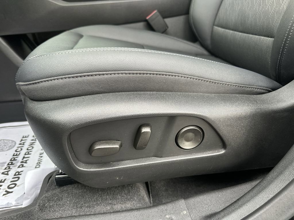 Used 2025 Chevrolet Equinox LT w/ Convenience Package II image 12