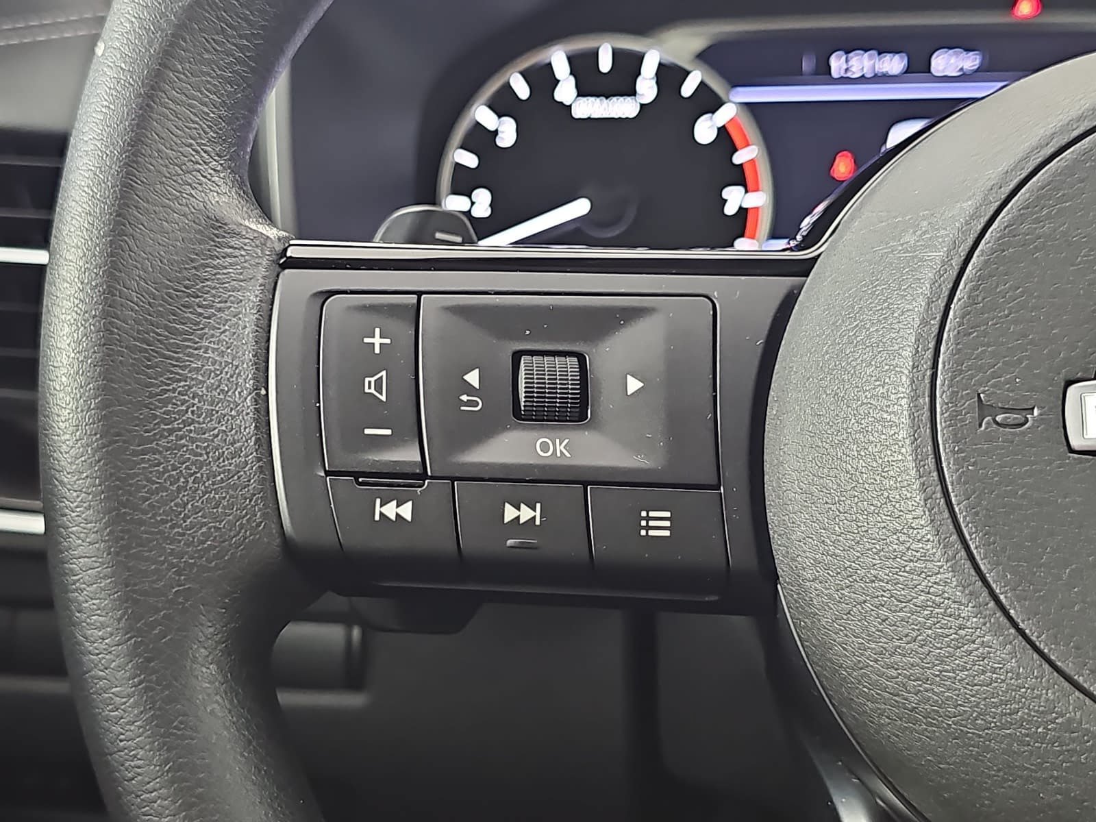 Used 2023 Nissan Rogue SV FWD image 16
