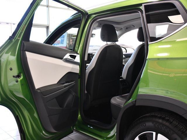 New 2026 Volkswagen Taos SE image 12