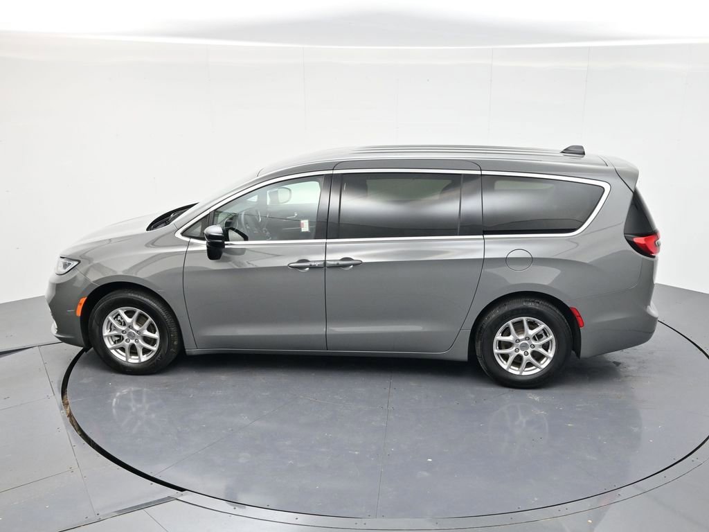 Used 2025 Chrysler Pacifica Select FWD image 42