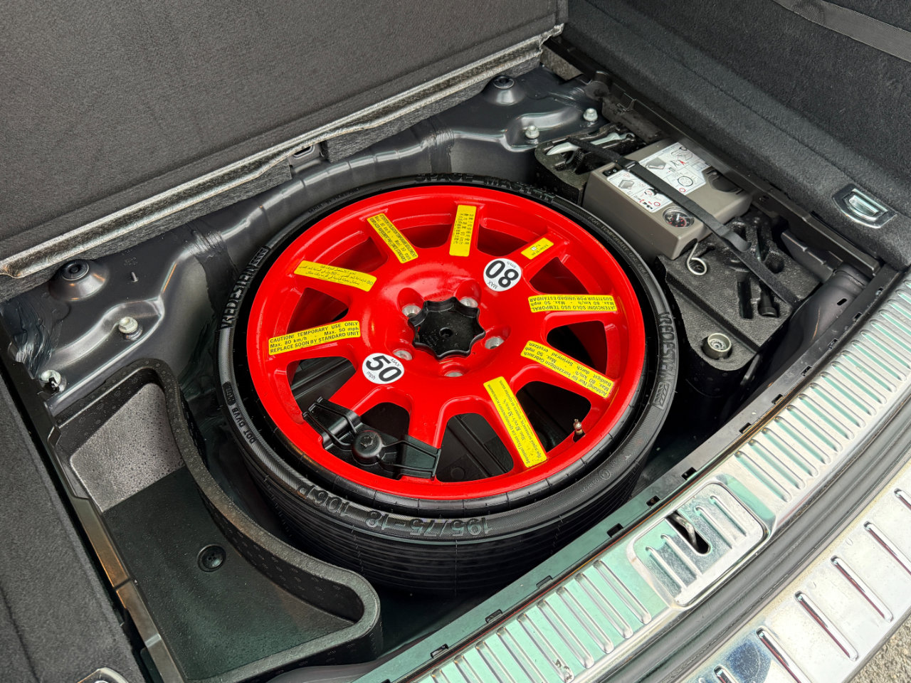 Used 2012 Volkswagen Touareg VR6 image 35