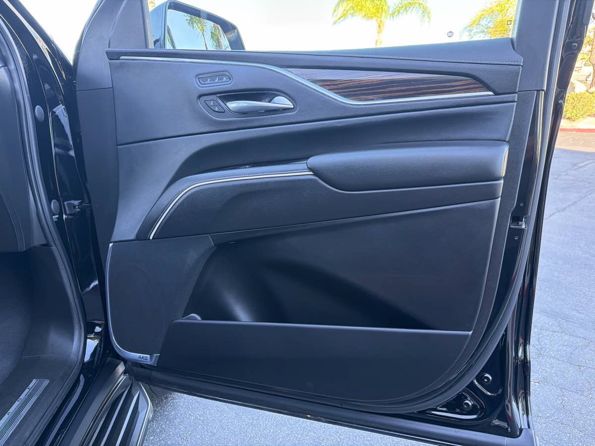 Used 2021 Cadillac Escalade Premium Luxury RWD image 28