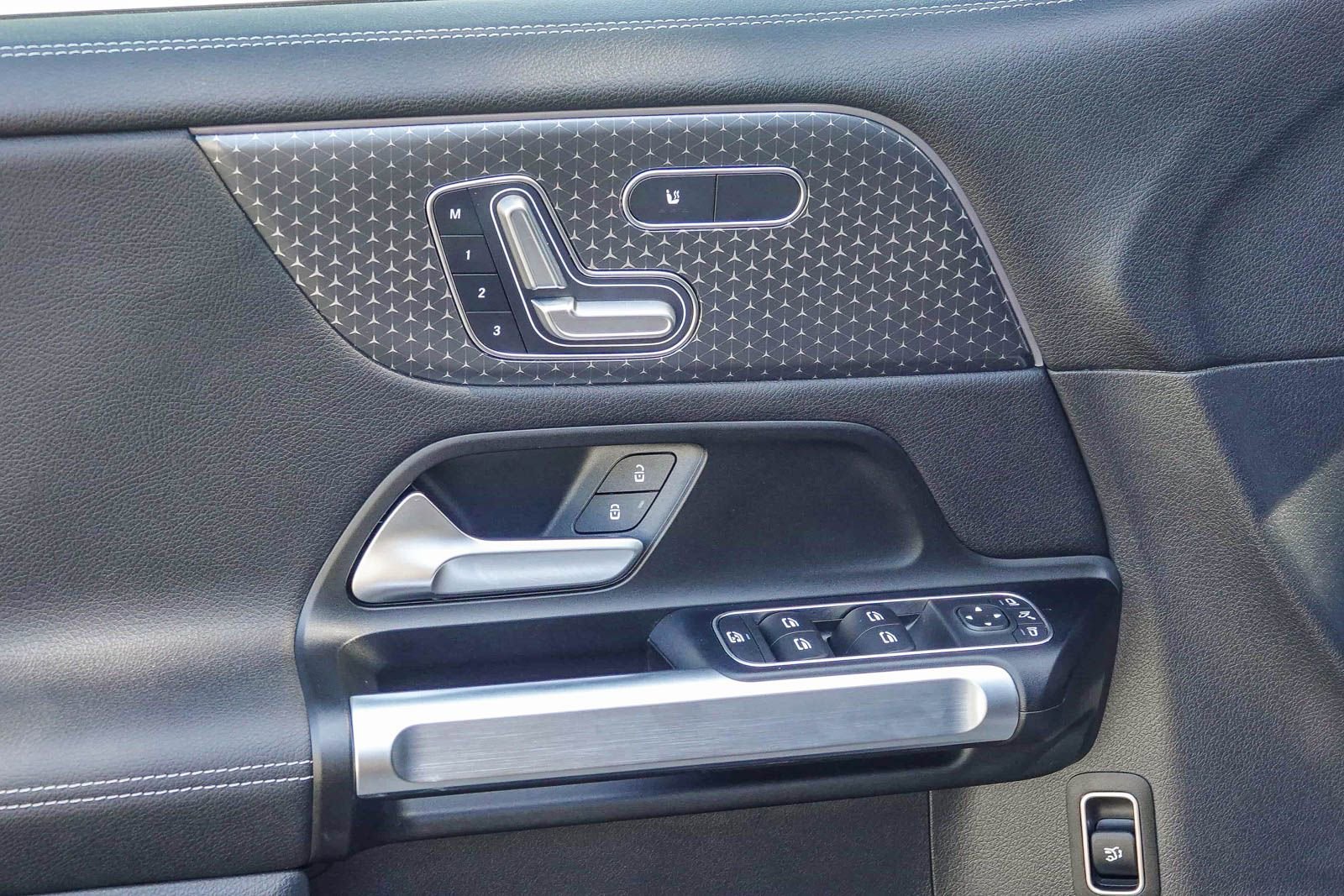 Used 2024 Mercedes-Benz EQB 300 4MATIC image 21