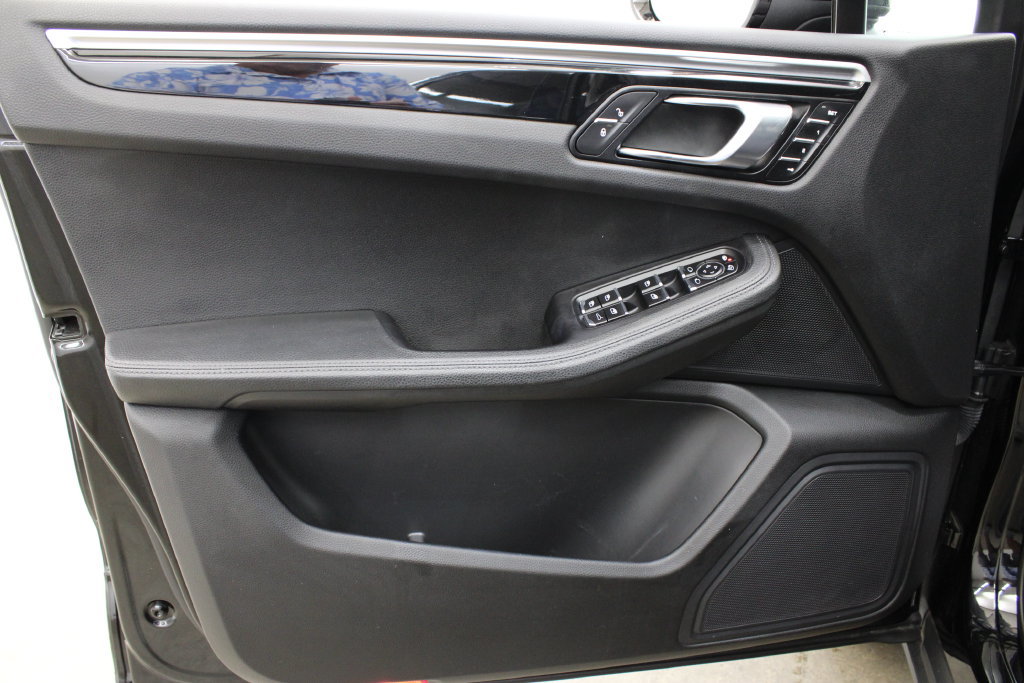Used 2018 Porsche Macan AWD/4WD image 22