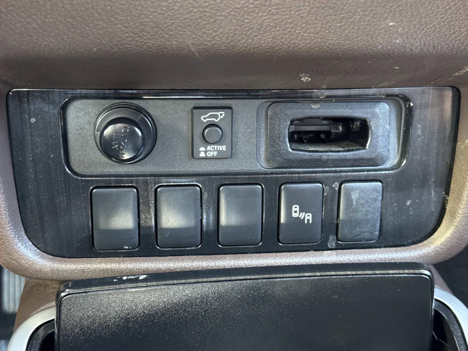 Used 2018 Mitsubishi Outlander 4WD Plug-In Hybrid image 12