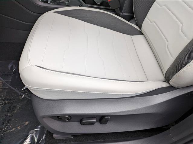 New 2025 Volkswagen Taos SE image 4