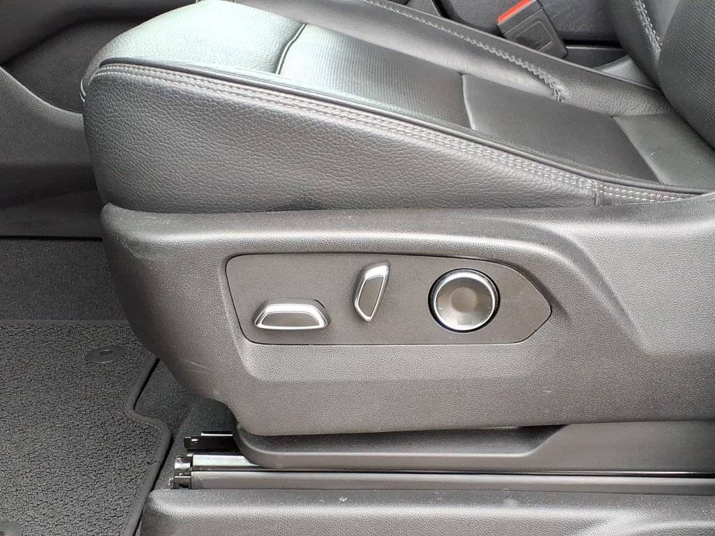 Used 2025 GMC Yukon Denali RWD image 27