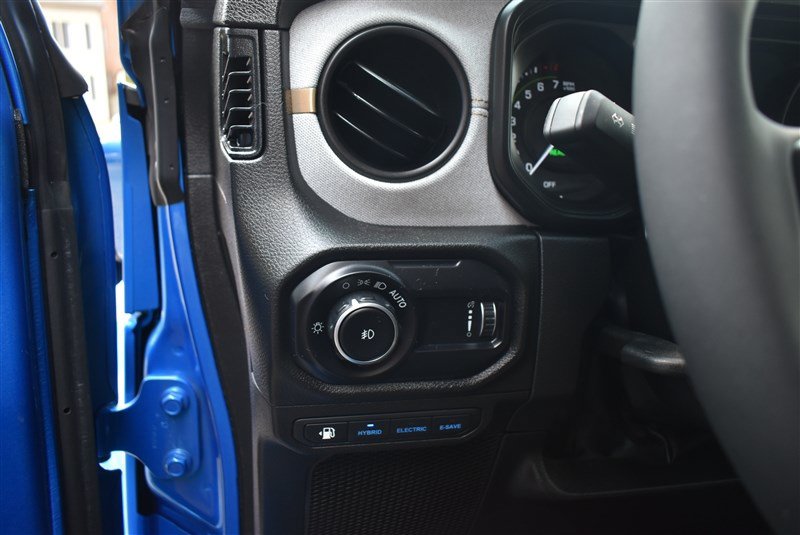 Used 2024 Jeep Wrangler Unlimited w/ Convenience Group AWD/4WD image 11