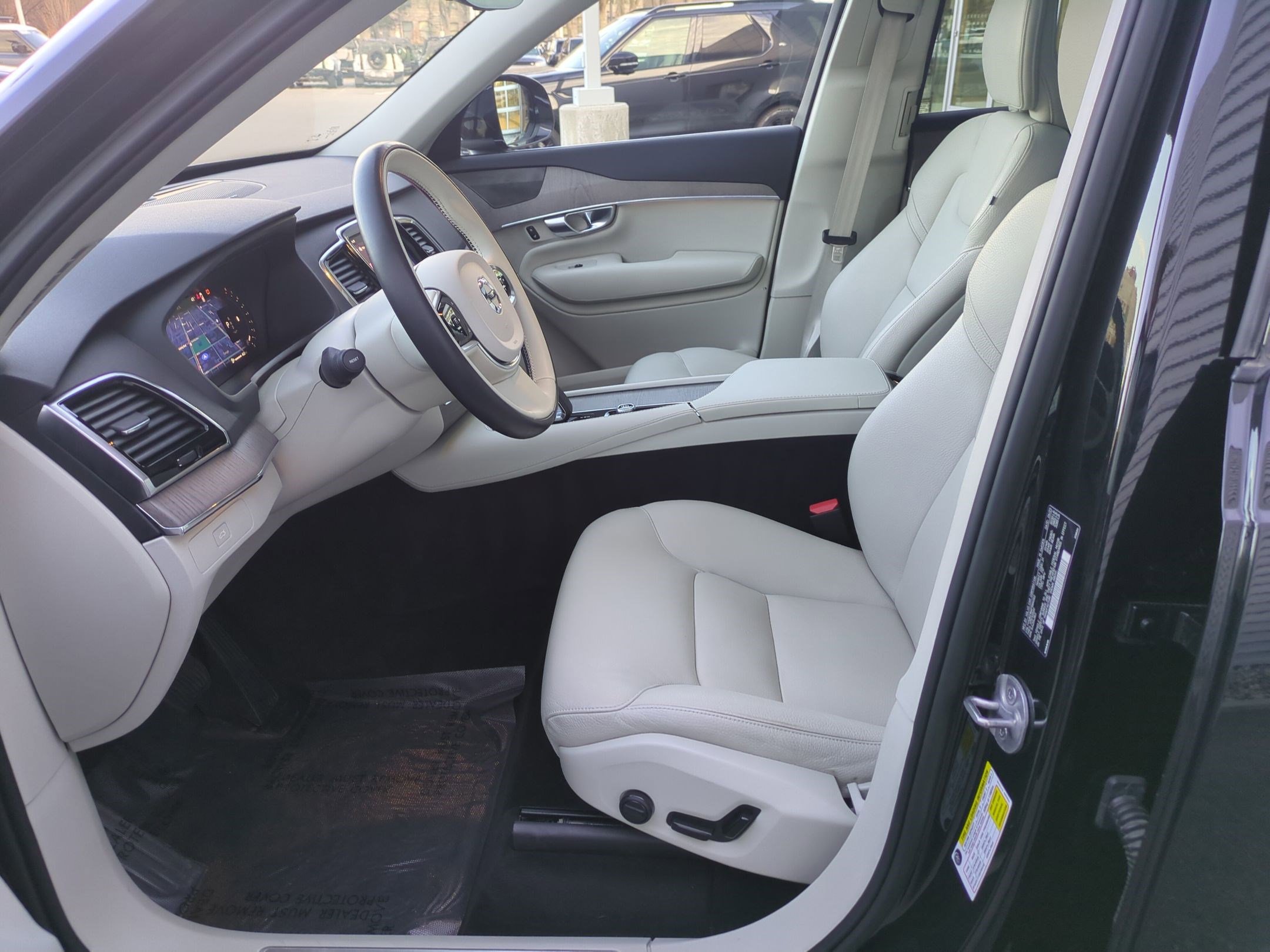 Used 2023 Volvo XC90 B6 Plus image 15