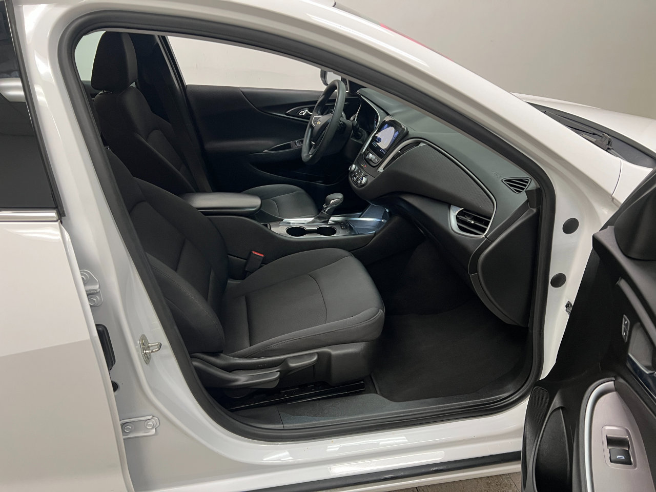 Used 2021 Chevrolet Malibu LS w/ Driver Confidence Package II image 25