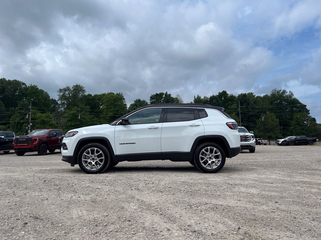 Used 2025 Jeep Compass Limited AWD/4WD image 16