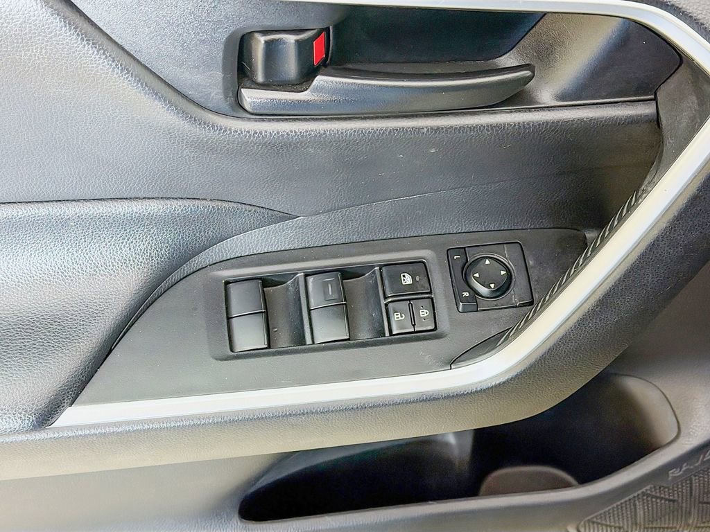 Used 2021 Toyota RAV4 LE image 26