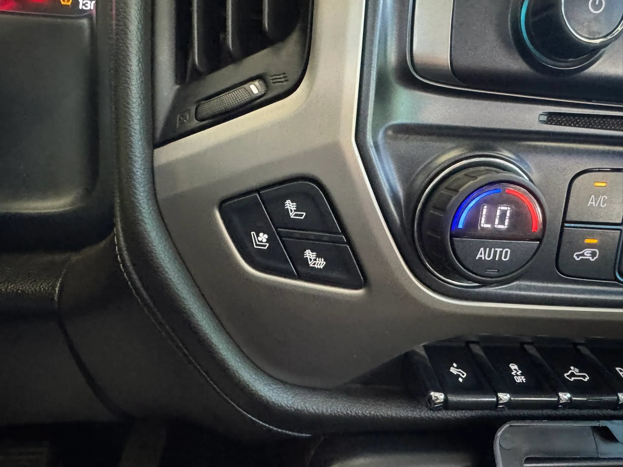 Used 2019 GMC Sierra 2500 Denali w/ Duramax Plus Package AWD/4WD image 27