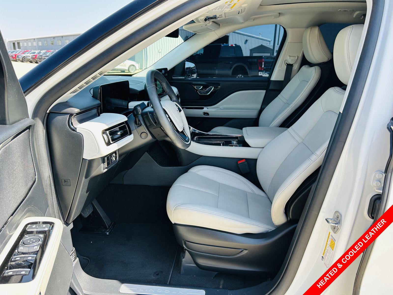 Used 2025 Lincoln Aviator AWD image 3
