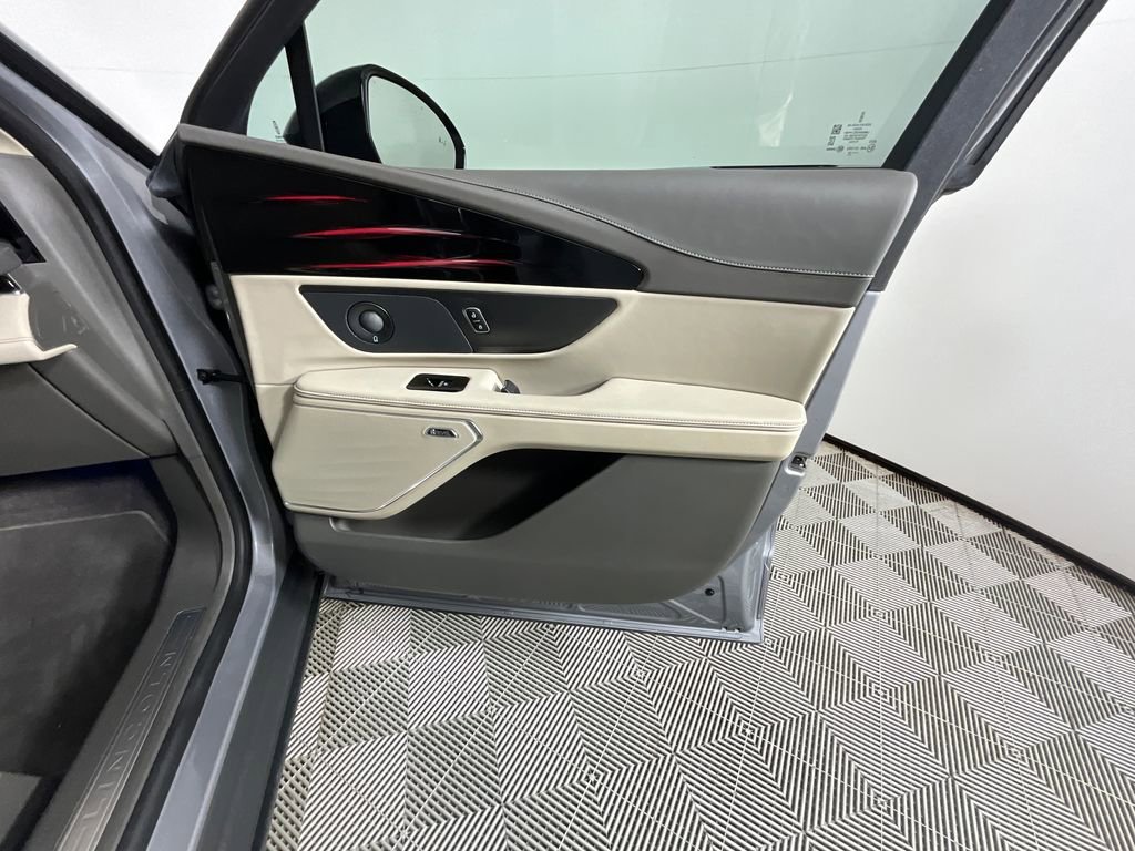 Used 2025 Lincoln Nautilus Reserve AWD/4WD image 22