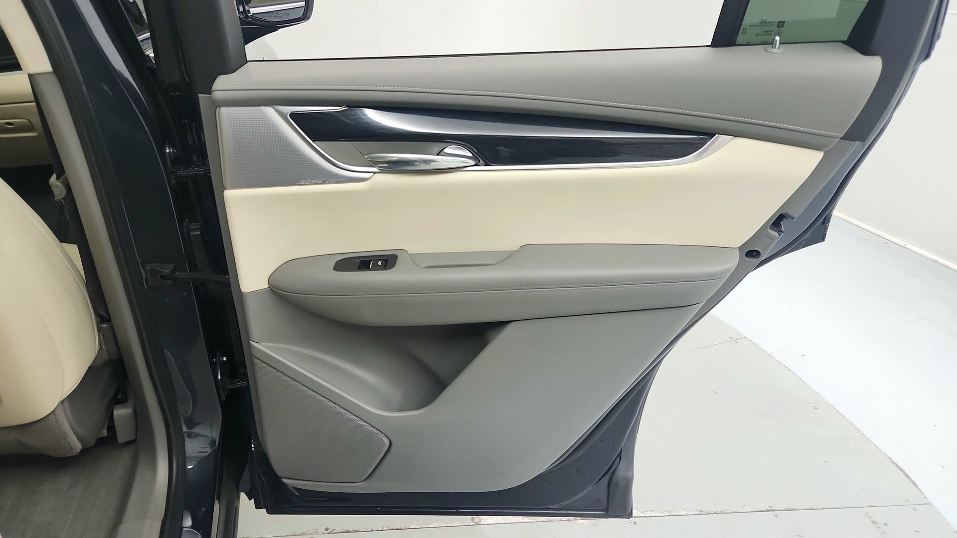 Certified 2023 Cadillac XT6 Premium Luxury w/ LPO, Floor Liner Package AWD/4WD image 28